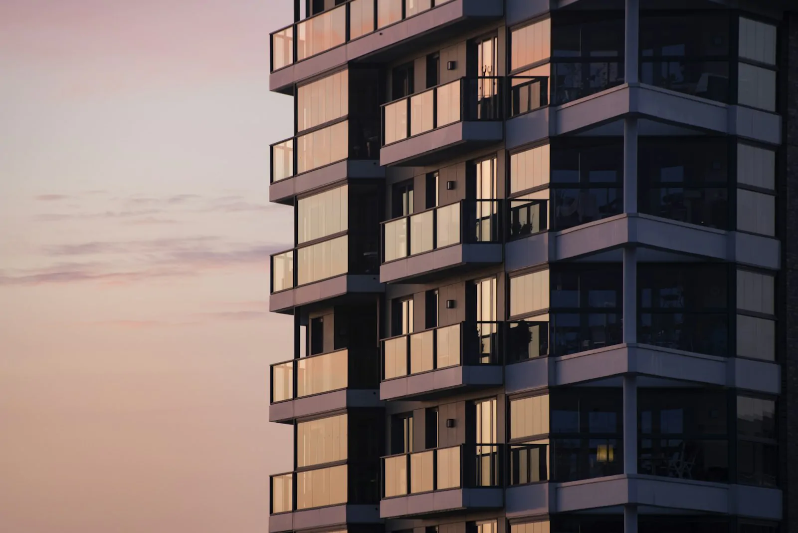 Edifício residencial moderno com varandas
